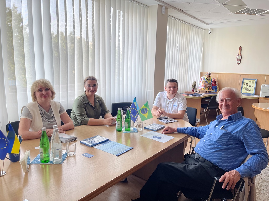 Обговорення ініціативи започаткування курсу української мови та літератури в Unicentro (штат Парана, Бразилія).